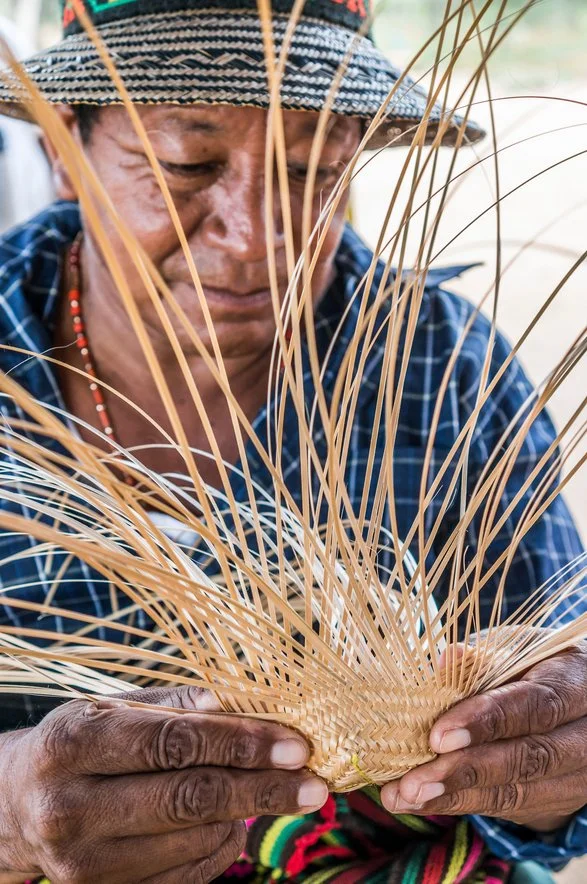 Mitglieder des Wayuu-Stammes flechten Taschen für Parres & Rodriguez