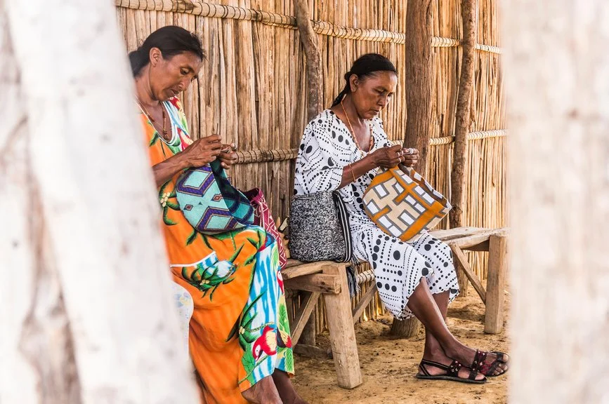 Mitglieder des Wayuu-Stammes flechten Taschen für Parres & Rodriguez